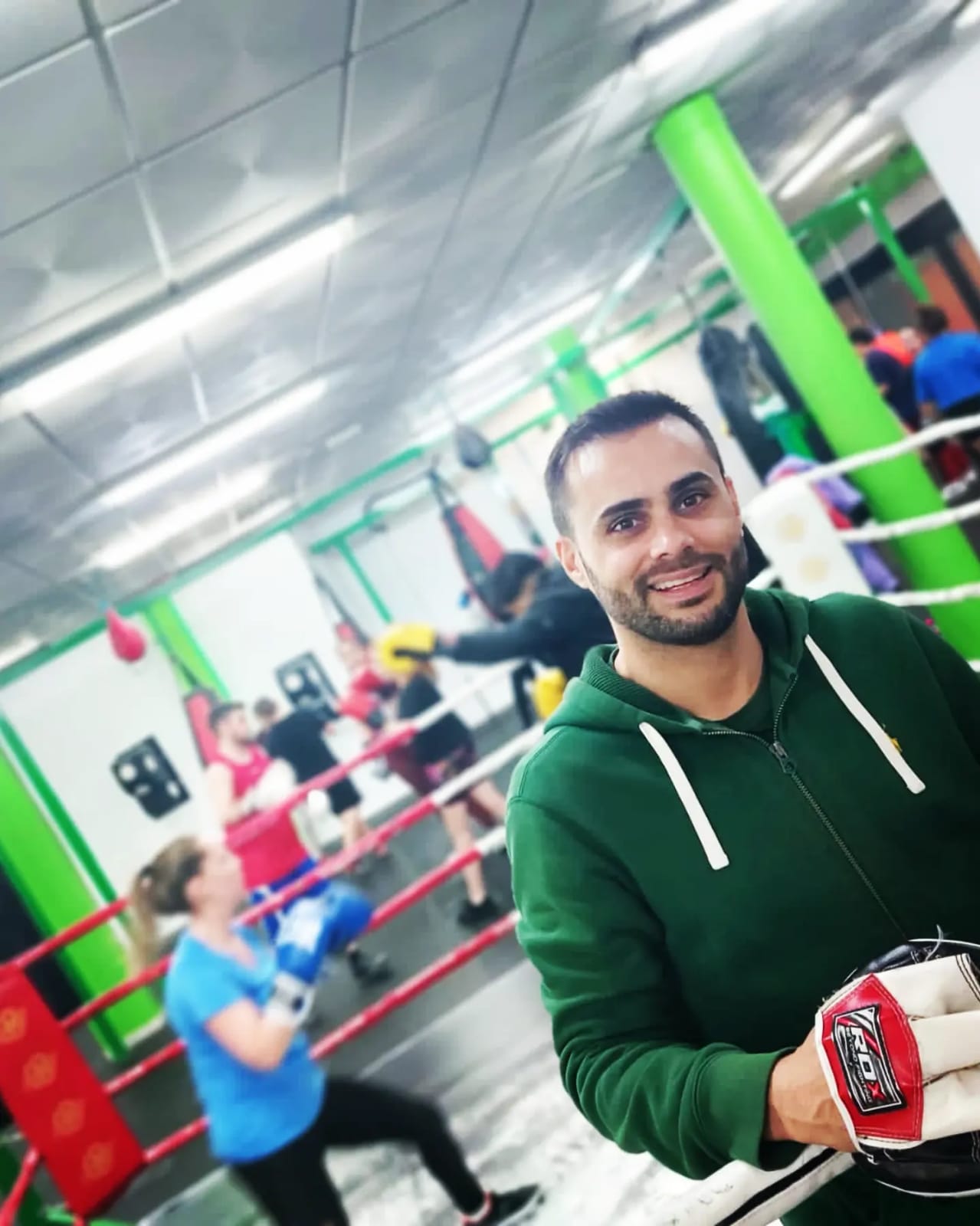 Con experiencia en el ring como boxeador profesional, la trayectoria de Iván Moraleja está marcada por la dedicación y el profundo entendimiento de la técnica y estrategia del deporte pugilístico. 