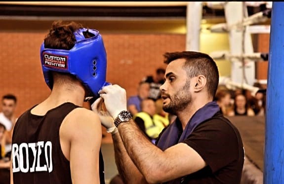 No importa si nunca has practicado boxeo o si llevas años entrenando esta disciplina, es indiferente tu edad o tu género… En las sesiones de hora y media de Iván Moraleja lo importante es trabajar juntos para estar san@s y pasar tiempo de calidad. 