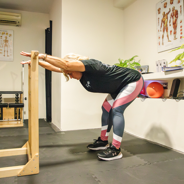 Debido a nuestros hábitos continuados a la hora de caminar, subir escaleras o sentarnos al escritorio, nuestros músculos se desequilibran por el uso repetitivo y excesivo. Lo que hace el Pilates es ayudar a contrarrestar este efecto, previniendo molestias y corrigiendo malas posturas. Está científicamente demostrado que este método disminuye el dolor lumbar y aumenta la capacidad de movimiento de la columna y las articulaciones.