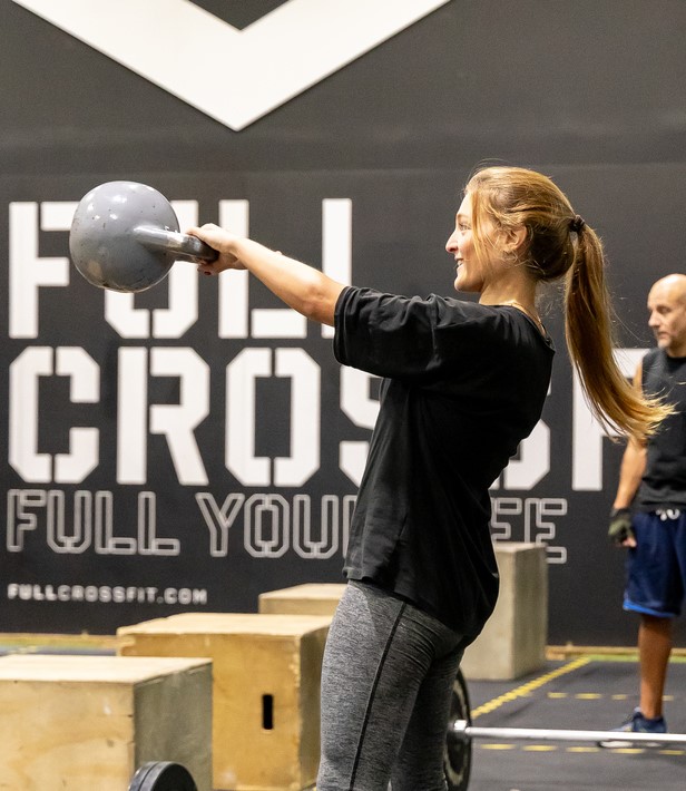 Full CrossFit es un programa de entrenamiento que ayuda a conseguir varios objetivos (perder peso, fortalecer y tonificar músculos, aumentar capacidad cardiovascular, entre otras) ya que se realizan actividades que involucran los principales grupos musculares del cuerpo, alcanzando un rendimiento óptimo para enfrentarse a cualquier desafío, mejorar tu salud y vivir mejor.